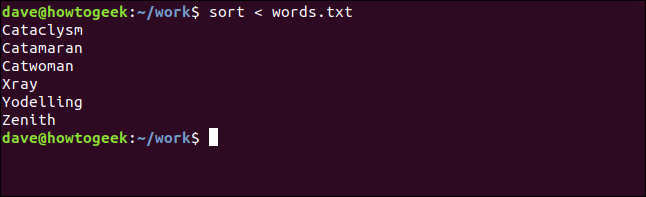 Много Linux команди приемат файл като параметър и вземат своите данни от този файл.  Повечето от тези команди могат също да приемат вход от поток.  За да създадете поток, използвате лявата ъглова скоба ( 